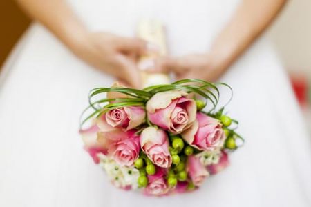 white-and-red-roses-bouquet-wedding-image2