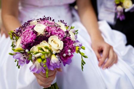 white-and-red-roses-bouquet-wedding-image3