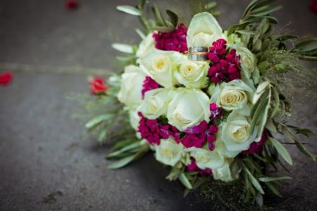 white-and-red-roses-bouquet-wedding-image4