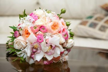 white-and-red-roses-bouquet-wedding-image5